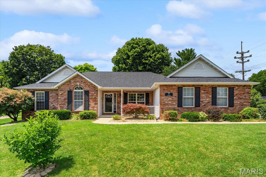 3 Bedroom, 2,428 sq. feet 2 Grandbrook Boulevard Collinsville, IL