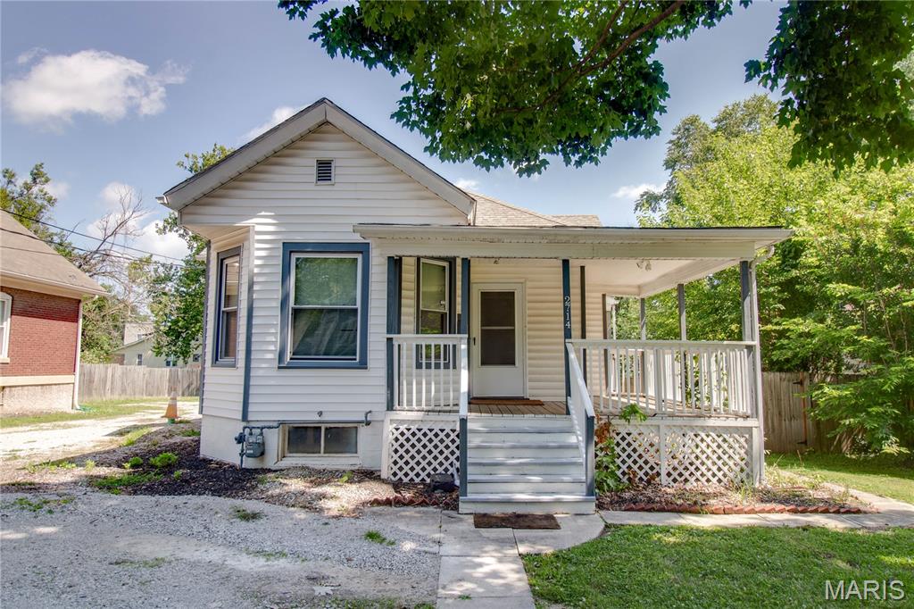 2 Bedroom, 1,090 sq. feet 2714 Brown Street Alton, IL