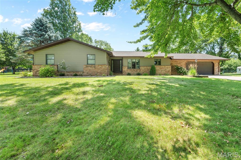 3 Bedroom, 2,948 sq. feet 710 CHESHIRE Road Troy, IL