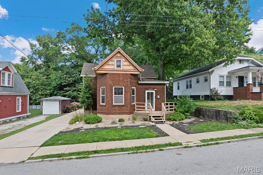 4 Bedroom, 1,801 sq. feet 1809 Clawson Street Alton, IL