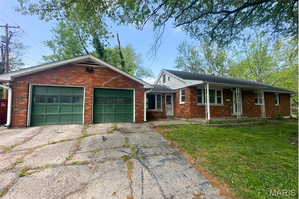 3 Bedroom, 1,232 sq. feet 1542 Lindell Boulevard Granite City, IL