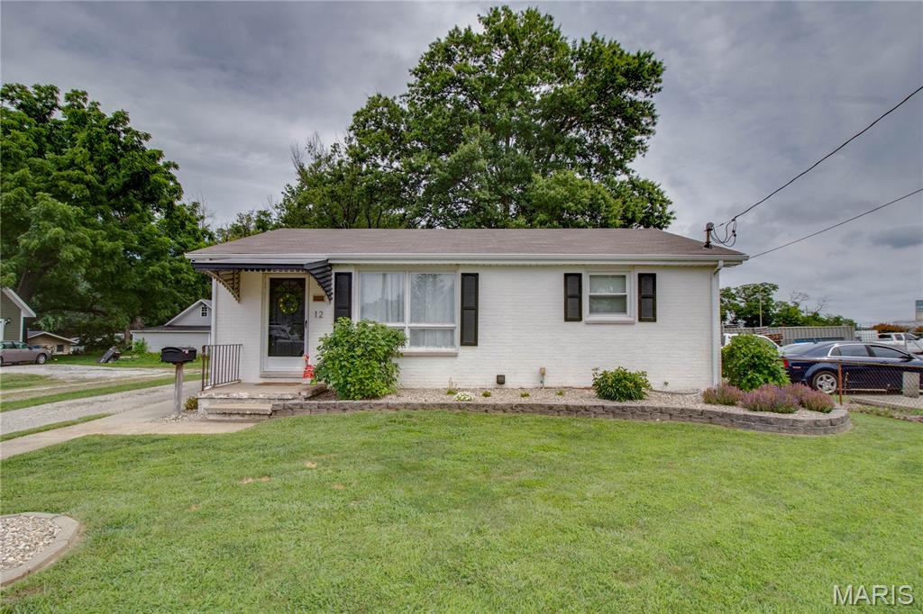2 Bedroom, 1,691 sq. feet 12 Delmar Avenue Alton, IL