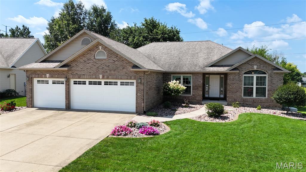 4 Bedroom, 3,092 sq. feet 7525 Stonebridge Golf Drive Maryville, IL