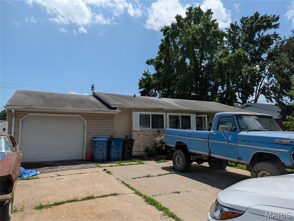 3 Bedroom, 1,016 sq. feet 2622 Pontoon Road Granite City, IL