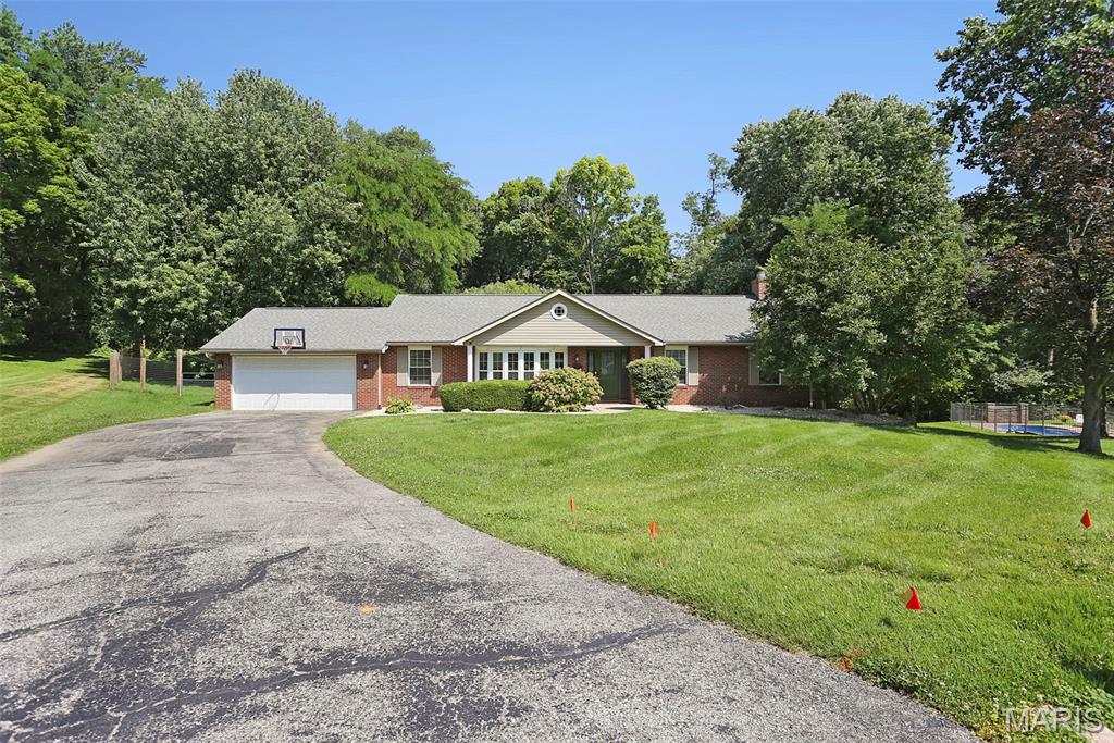 3 Bedroom, 2,855 sq. feet 9 Robin Lane Collinsville, IL
