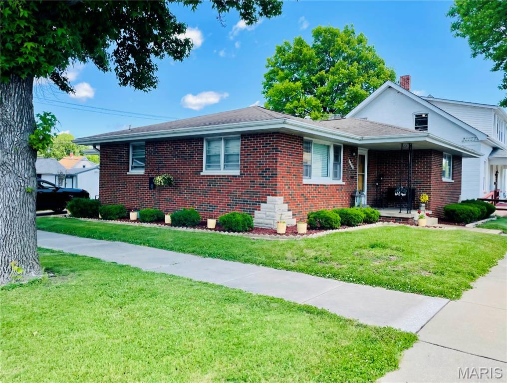 2 Bedroom, 1,132 sq. feet 1401 9th Street Highland, IL
