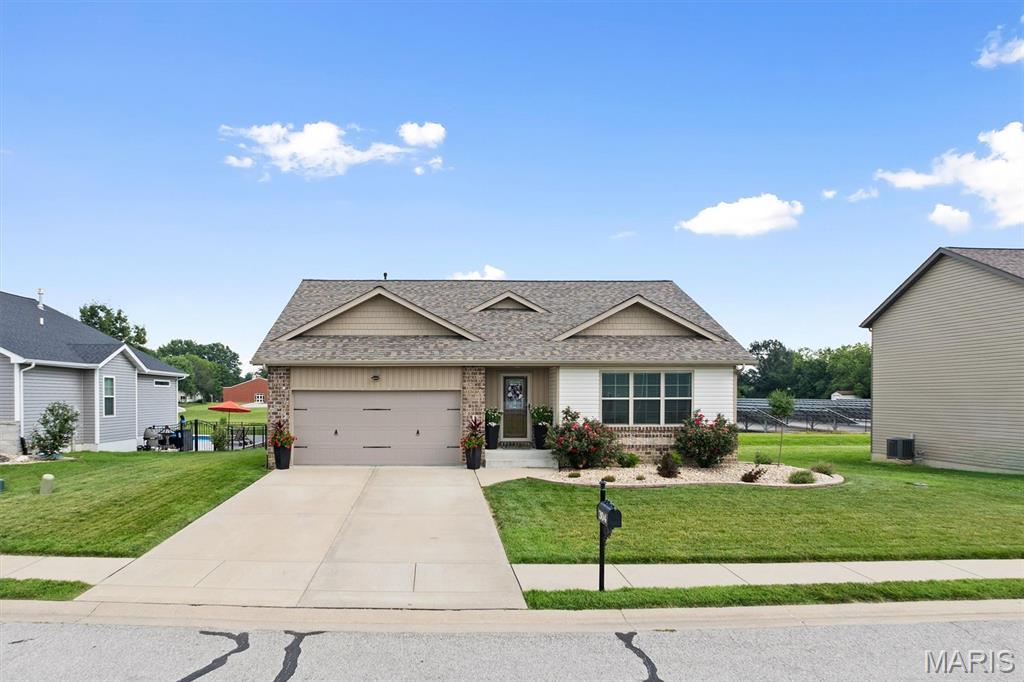 4 Bedroom, 1,942 sq. feet 304 Olyvia Drive St Jacob, IL
