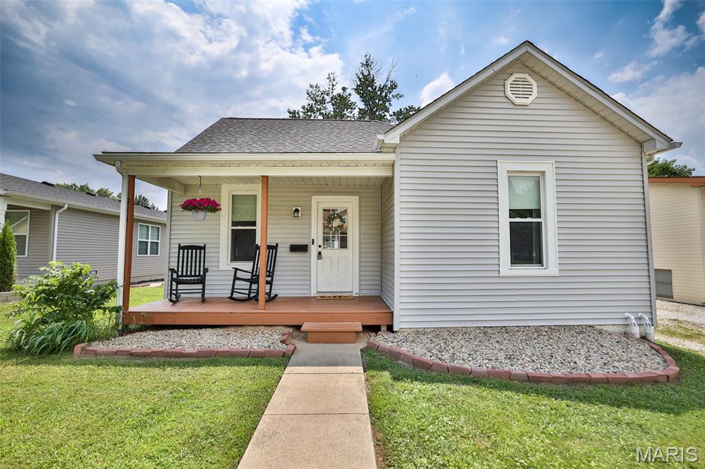 2 Bedroom, 973 sq. feet 911 Highland Street Edwardsville, IL