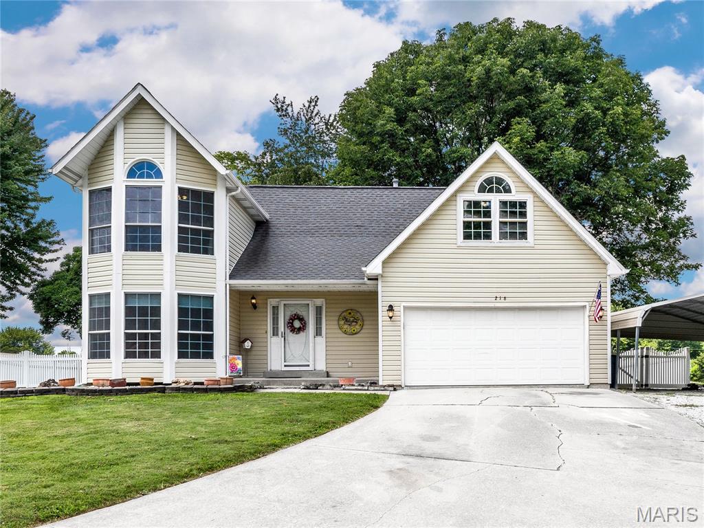 3 Bedroom, 2,320 sq. feet 216 Arrowhead Drive Troy, IL