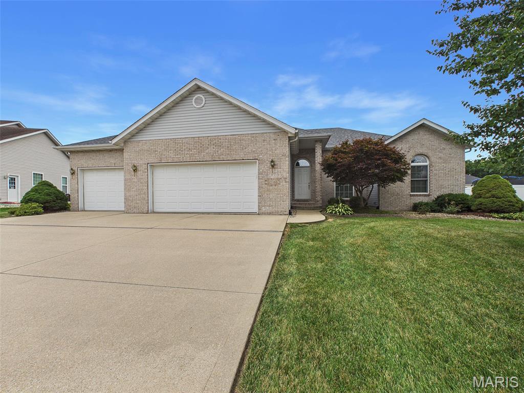 3 Bedroom, 1,533 sq. feet 26 Woodcrest Drive Bethalto, IL