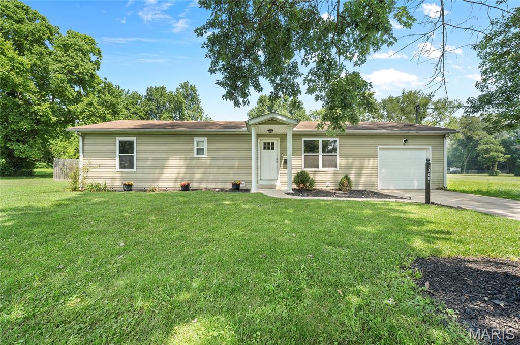 2 Bedroom, 1,424 sq. feet 1309 2nd Street Cottage Hills, IL