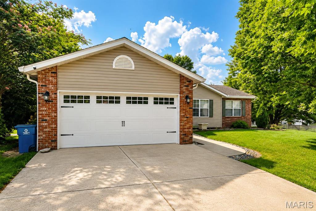 4 Bedroom, 2,472 sq. feet 2 Arbor Springs Troy, IL