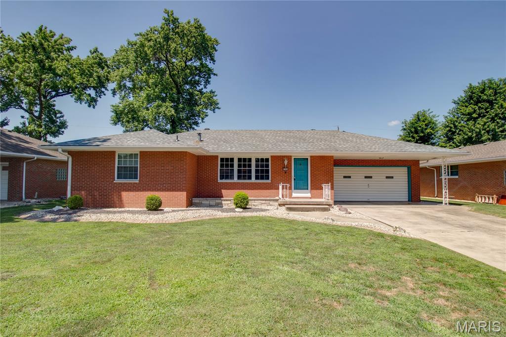 3 Bedroom, 1,526 sq. feet 5506 Ladue Drive Godfrey, IL