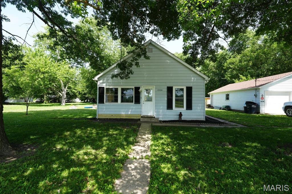 2 Bedroom, 1,000 sq. feet 1204 Williamson Avenue Williamson, IL