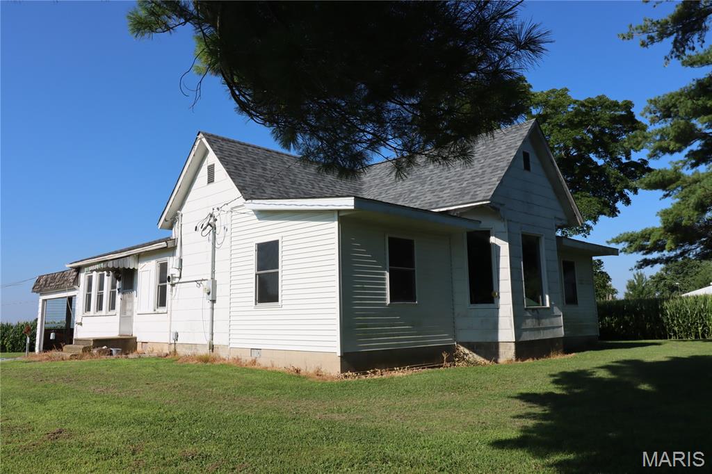 2 Bedroom, 1,688 sq. feet 1808 Pleasant Mound Avenue Smithboro, IL