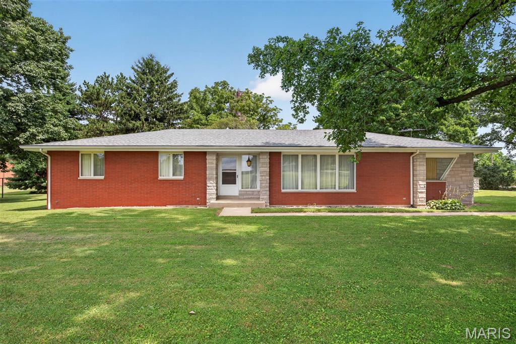 3 Bedroom, 1,995 sq. feet 11405 Lake Road Highland, IL