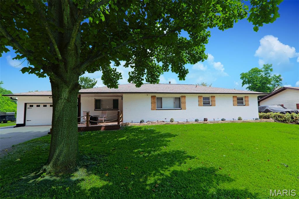 4 Bedroom, 1,628 sq. feet 4330 Lake Drive Granite City, IL