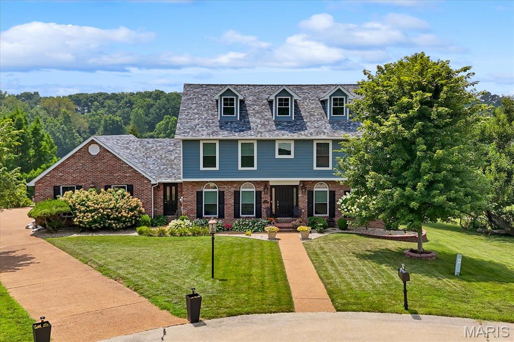 4 Bedroom, 3,639 sq. feet 18 Woodland Hills Court Alton, IL