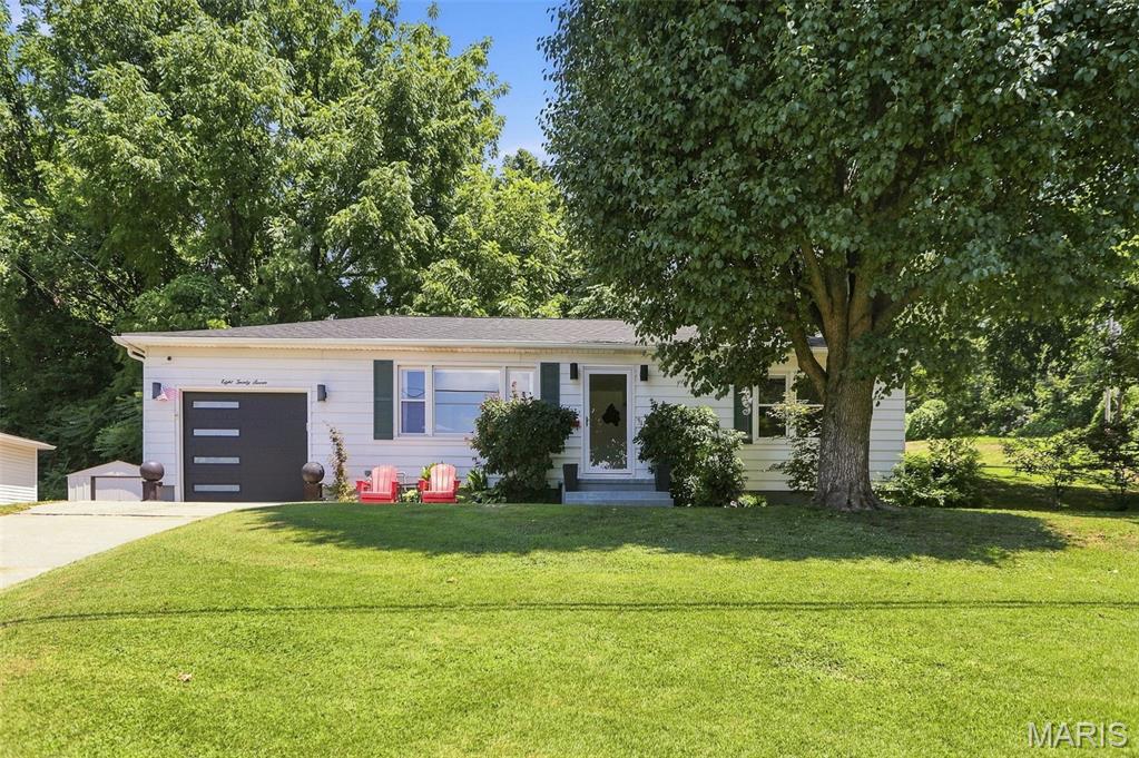 2 Bedroom, 864 sq. feet 827 Bee Tree Lane East Alton, IL