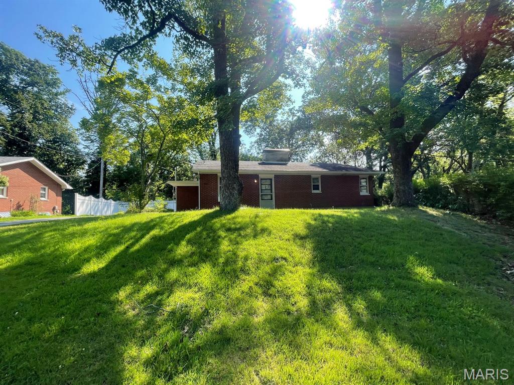2 Bedroom, 1,068 sq. feet 2131 Hill Crest Drive Highland, IL