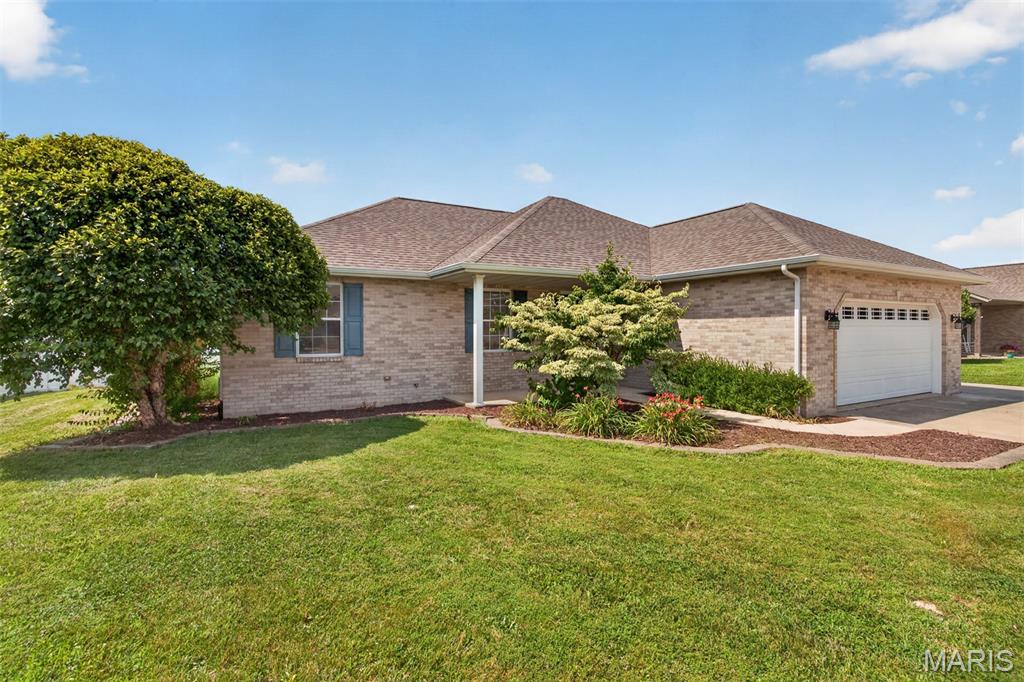 3 Bedroom, 1,450 sq. feet 70 Bridgewater Lane Highland, IL