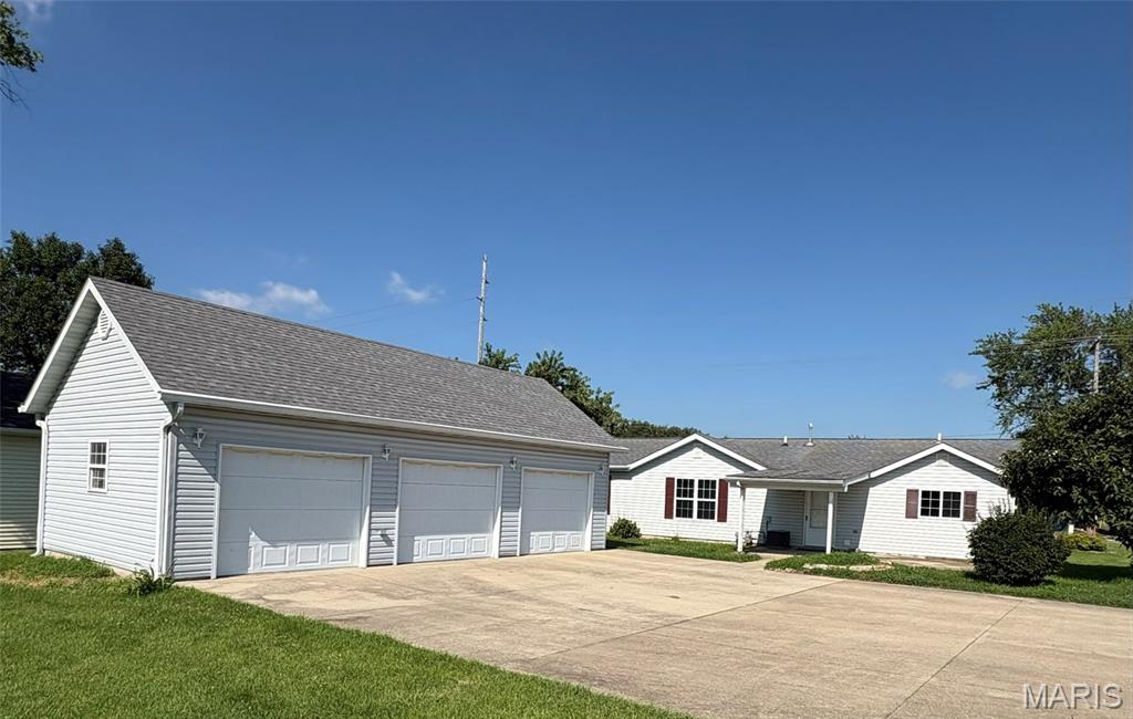 3 Bedroom, 1,300 sq. feet 24 Lincoln Avenue Cottage Hills, IL