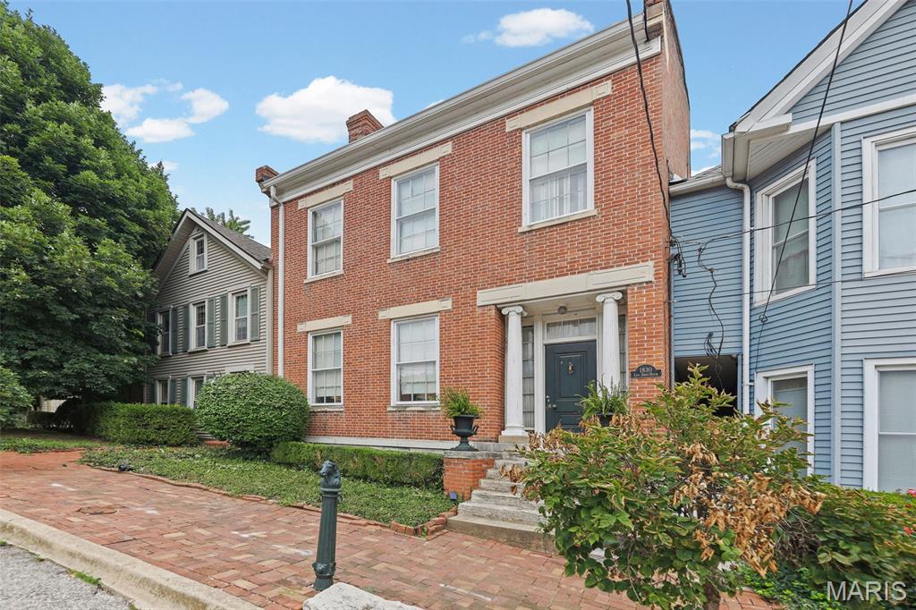 3 Bedroom, 2,081 sq. feet 517 State Street Alton, IL