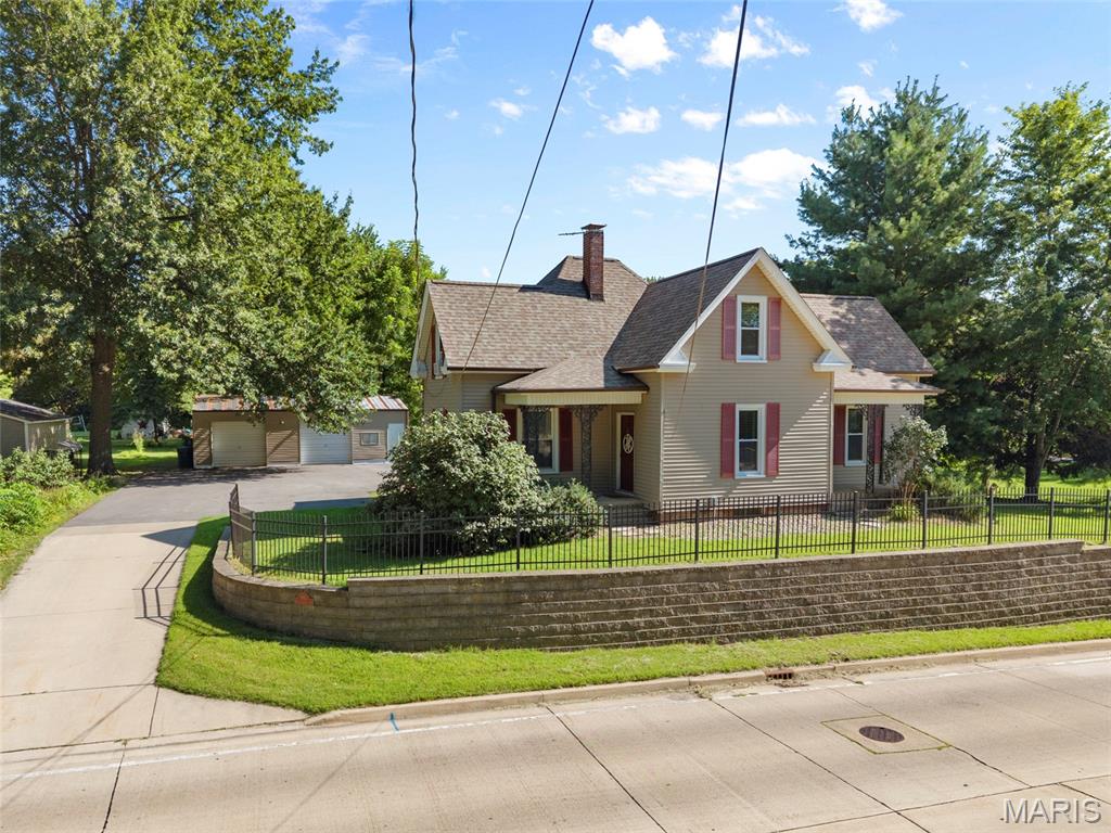 3 Bedroom, 1,631 sq. feet 683 Glen Crossing Road Glen Carbon, IL