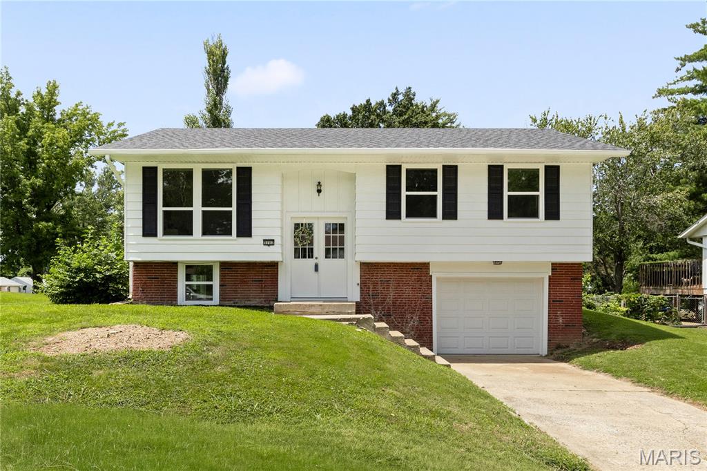3 Bedroom, 1,458 sq. feet 5702 Sir Galahad Lane Godfrey, IL