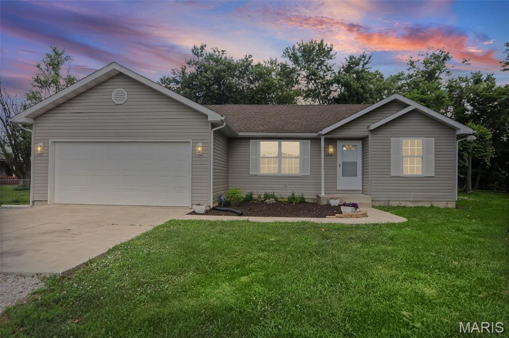 3 Bedroom, 1,253 sq. feet 113 Clover Street Moro, IL