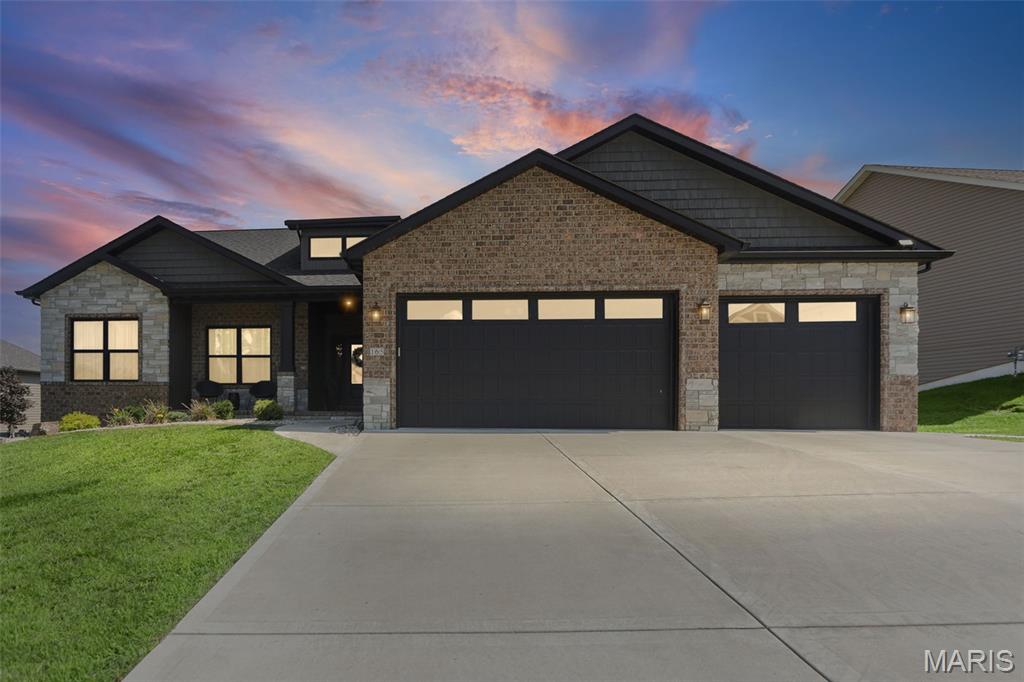 4 Bedroom, 2,657 sq. feet 165 Stonebridge Bluff Drive Maryville, IL