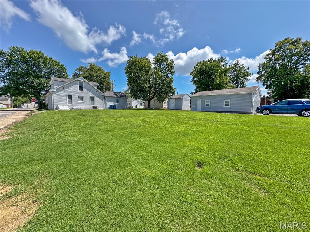 3 Bedroom, 1,906 sq. feet 118 Center Street Troy, IL