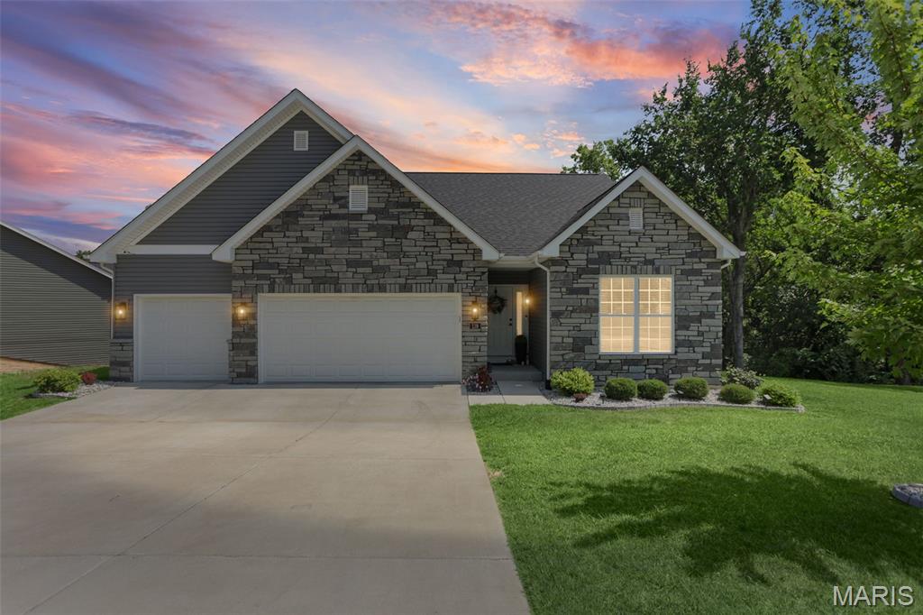 4 Bedroom, 2,923 sq. feet 119 Nathan Way Court Edwardsville, IL