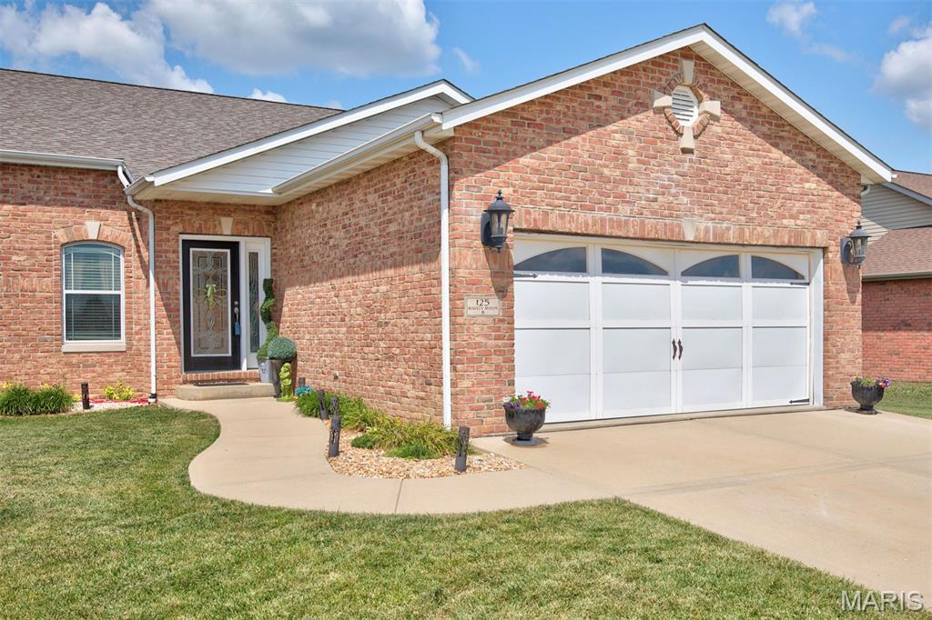 3 Bedroom, 2,346 sq. feet 125 Warren Manor  Highland, IL