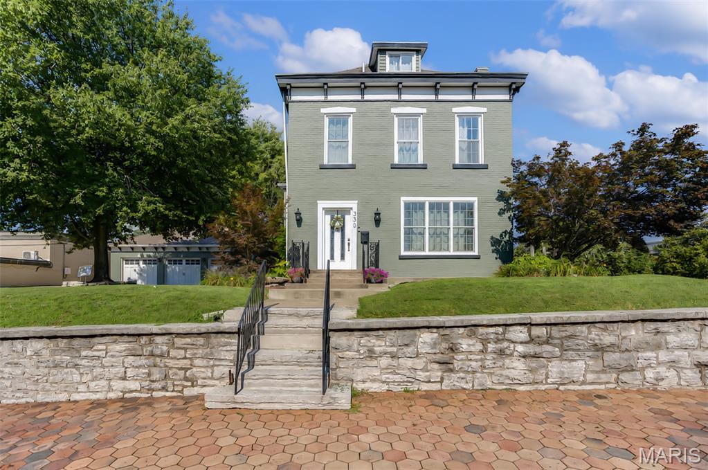 3 Bedroom, 3,658 sq. feet 330 Alby Street Alton, IL