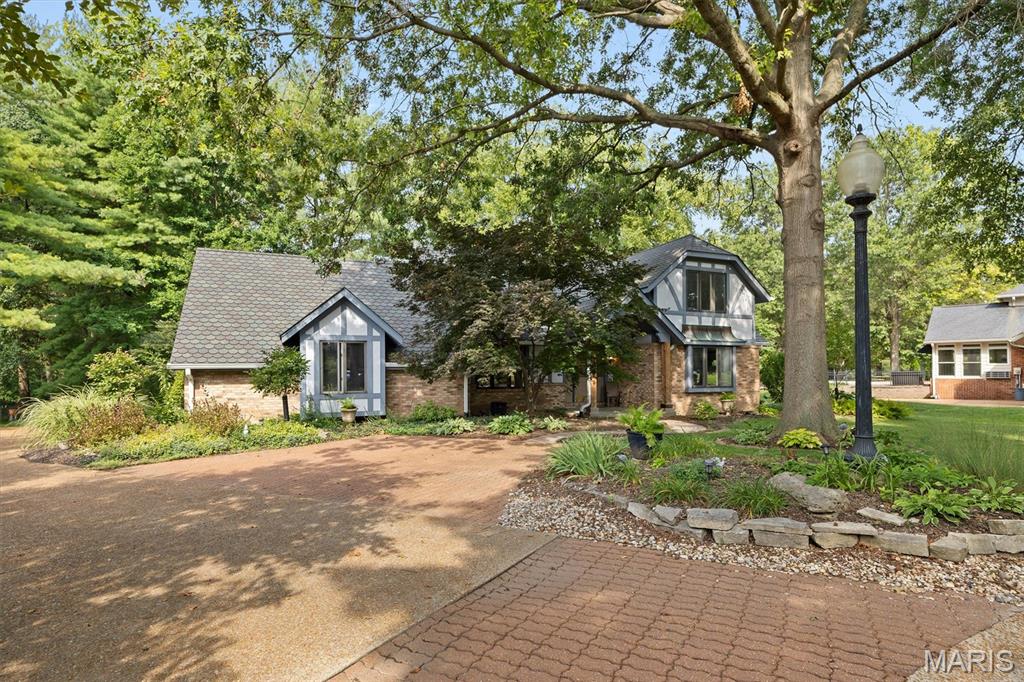 3 Bedroom, 3,222 sq. feet 5 Pinebrook Court Edwardsville, IL