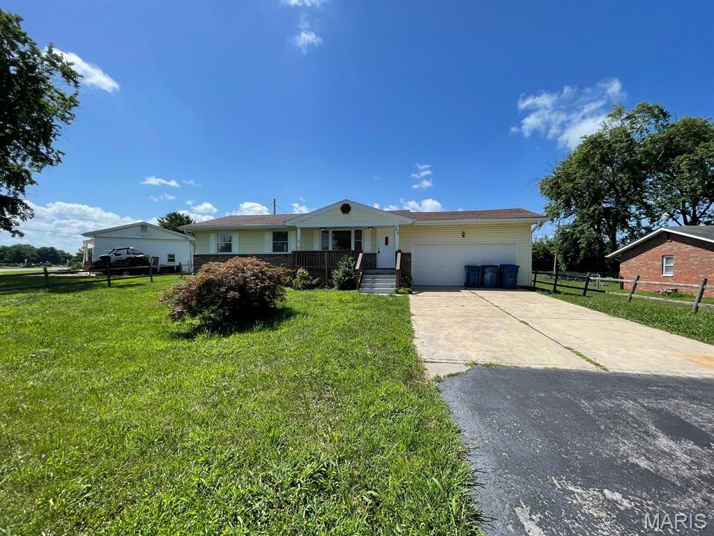 3 Bedroom, 1,160 sq. feet 1036 Washington Drive South Roxana, IL