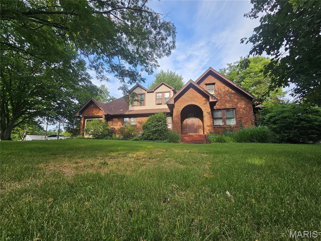 4 Bedroom, 2,982 sq. feet 220 9th Street East Alton, IL