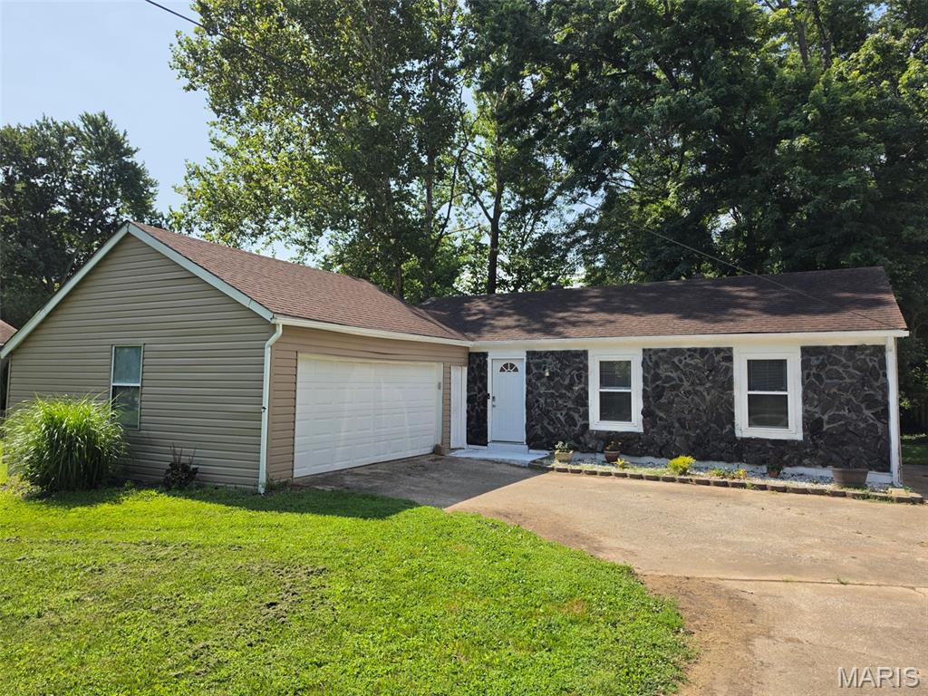 3 Bedroom, 1,040 sq. feet 726 Lake Avenue Collinsville, IL