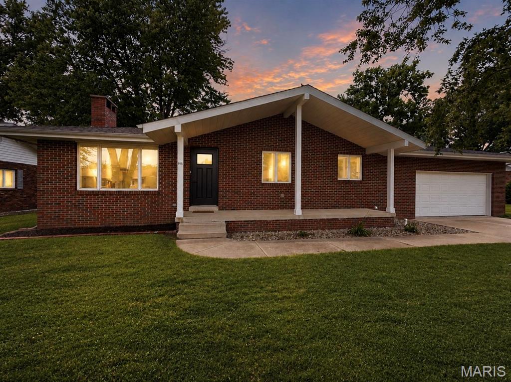 3 Bedroom, 1,518 sq. feet 95 Sunflower Drive Highland, IL