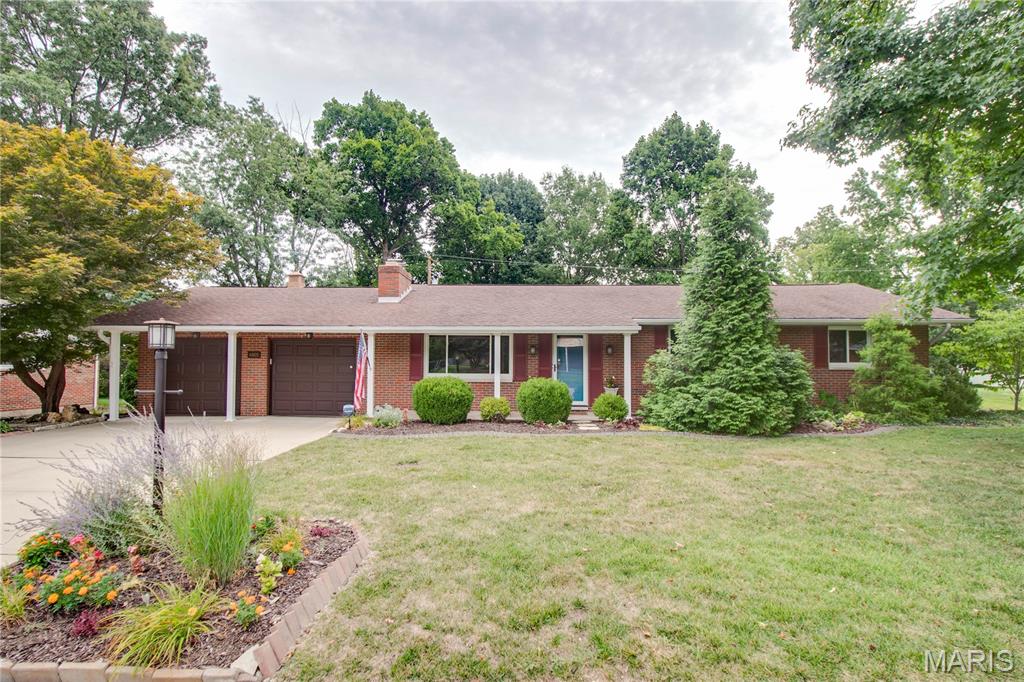 3 Bedroom, 1,900 sq. feet 4805 Chateau Drive Godfrey, IL