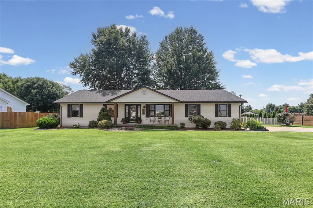 3 Bedroom, 1,404 sq. feet 3535 Pierland Drive Pocahontas, IL