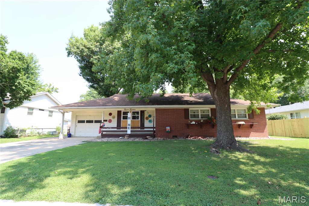 3 Bedroom, 1,646 sq. feet 1213 Killarney Drive Greenville, IL
