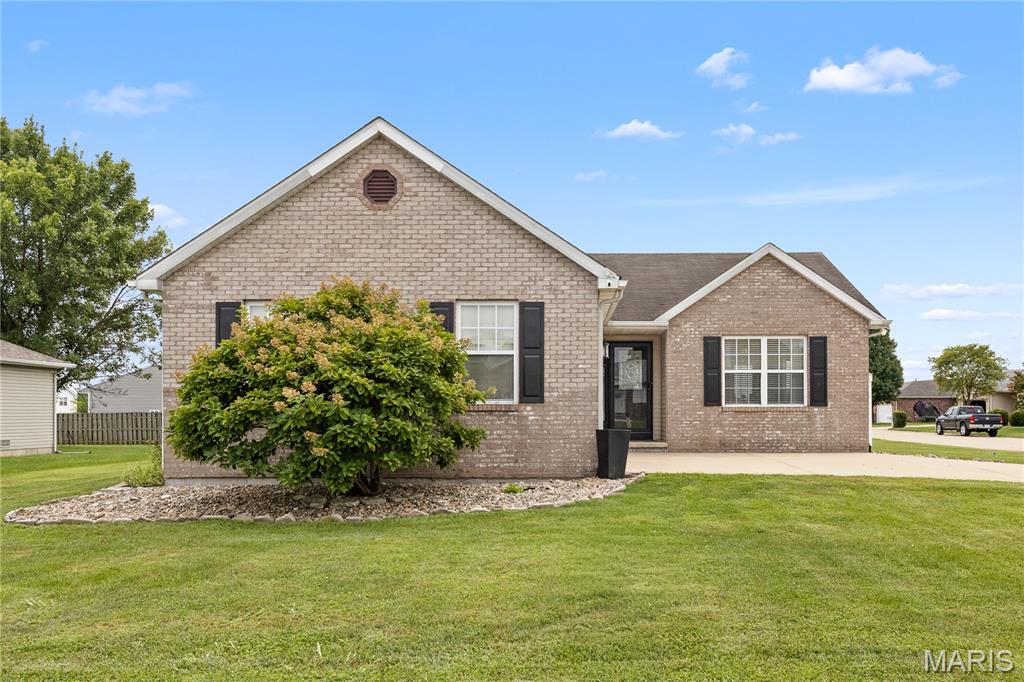 3 Bedroom, 1,367 sq. feet 21 Doe Court Moro, IL