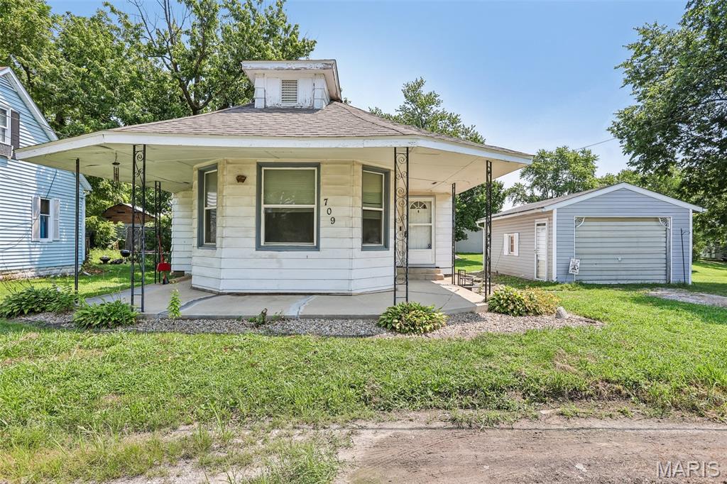 1 Bedroom, 916 sq. feet 709 Simpson Street Pocahontas, IL