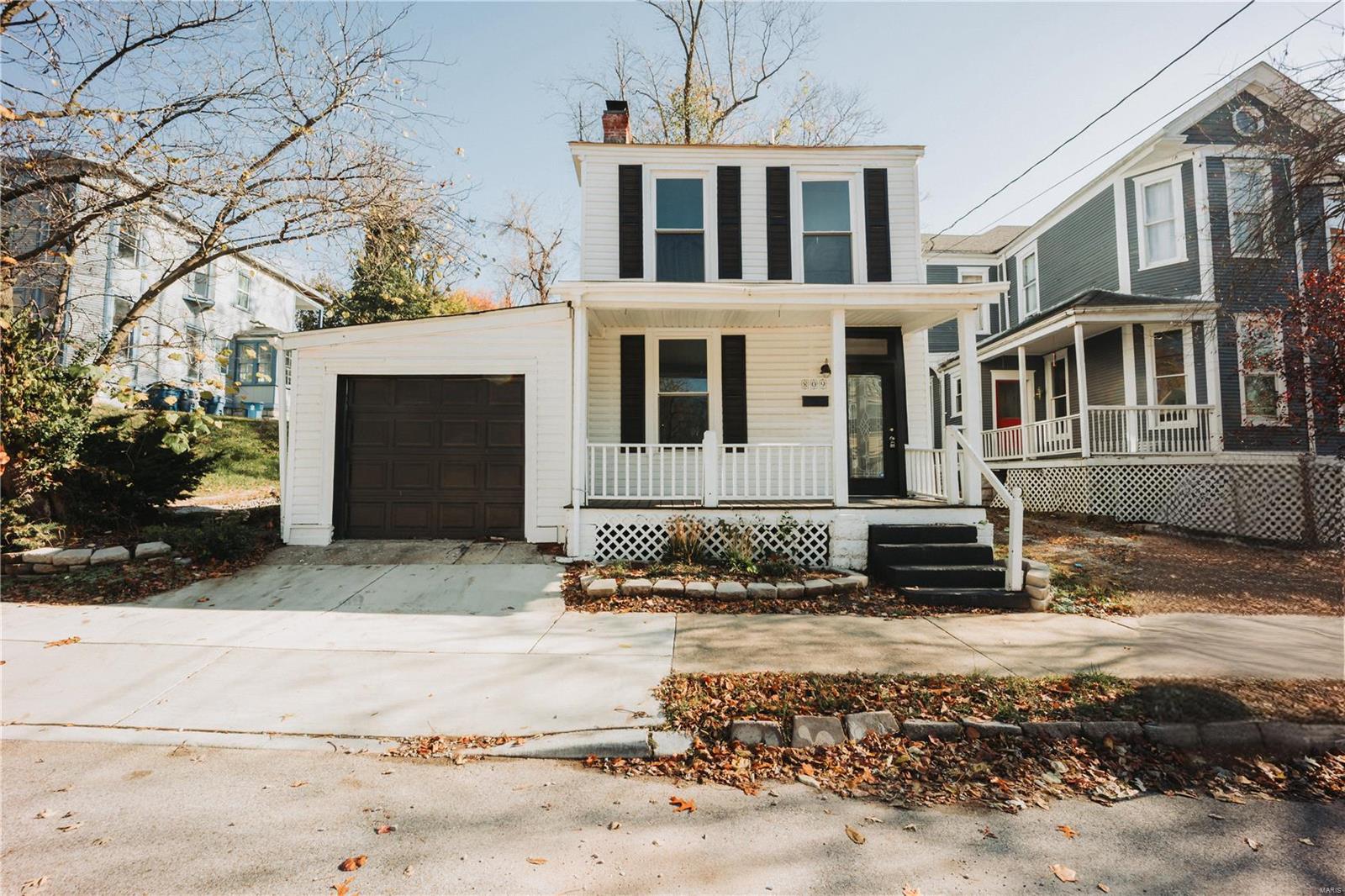2 Bedroom, 1,305 sq. feet 809 Alby Street Alton, IL