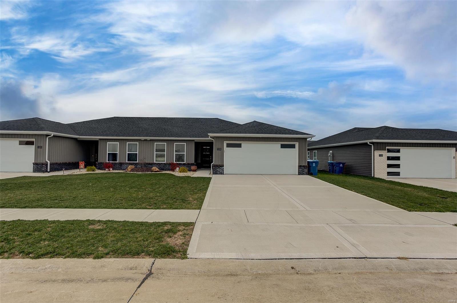 2 Bedroom, 1,202 sq. feet 124 Bridgeport Drive Moro, IL
