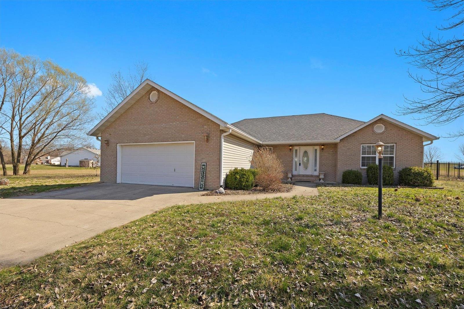 3 Bedroom, 3,017 sq. feet 2214 Motel Road Highland, IL