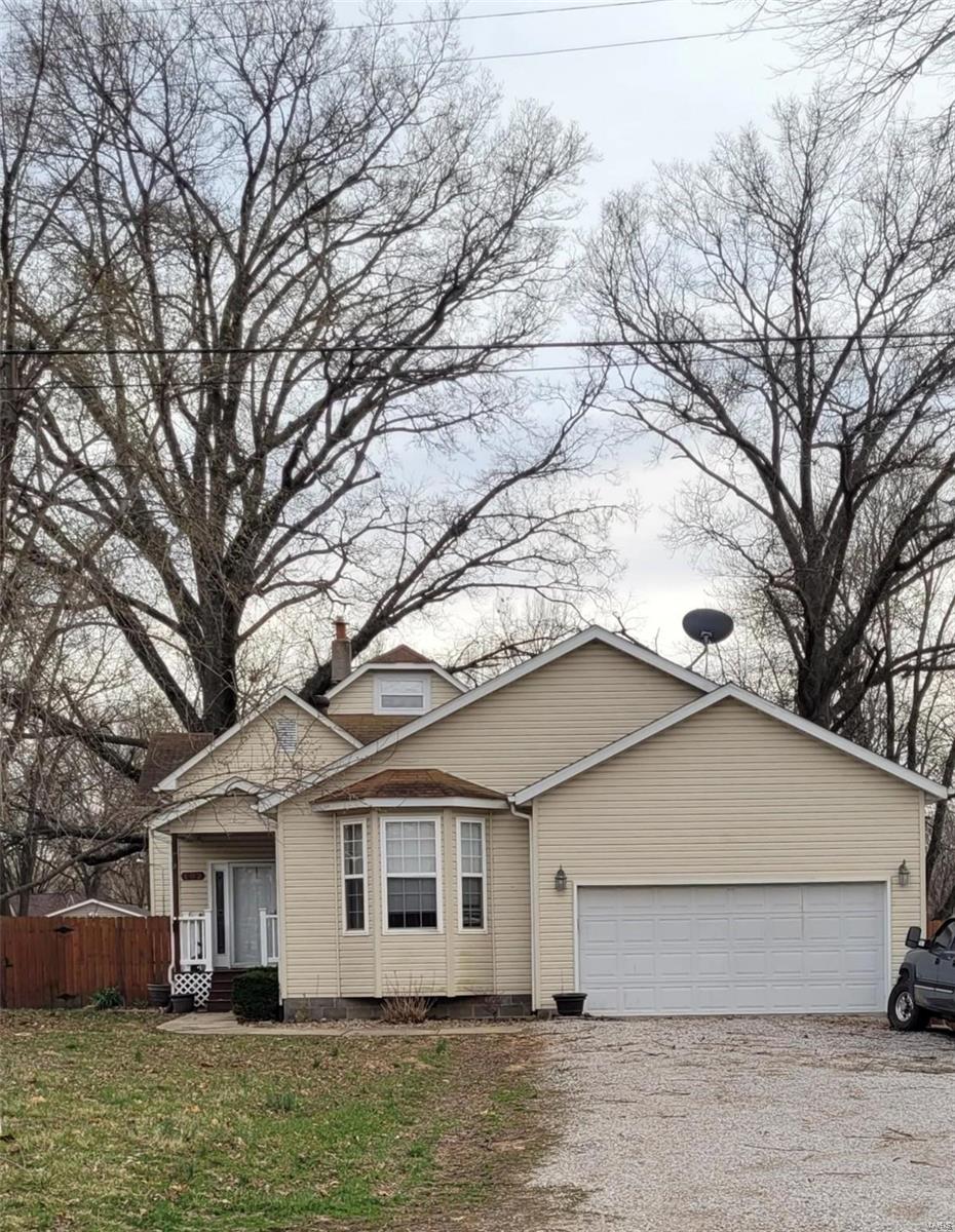 3 Bedroom, 1,630 sq. feet 102 High Street Troy, IL