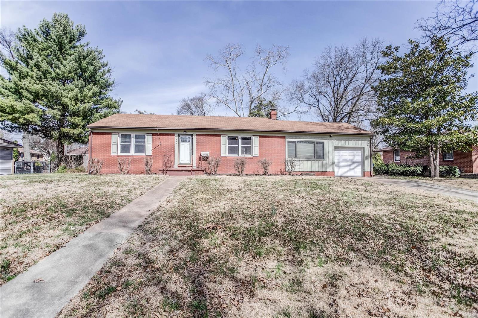 3 Bedroom, 1,407 sq. feet 944 Douglas Street Alton, IL